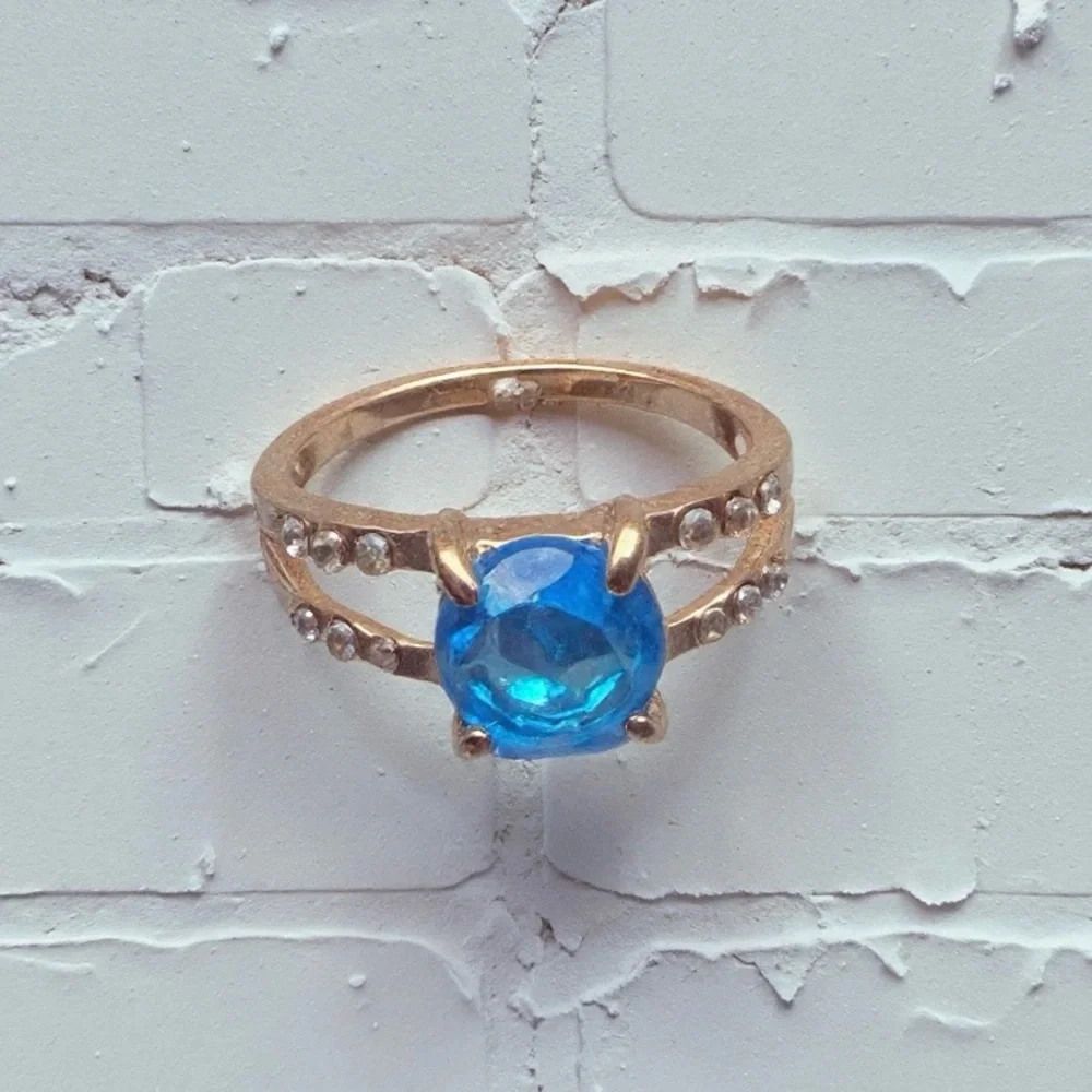 Vintage Dainty Gold Ring with Sapphire Like Center & Clear Rhinestones, Size‎ 7